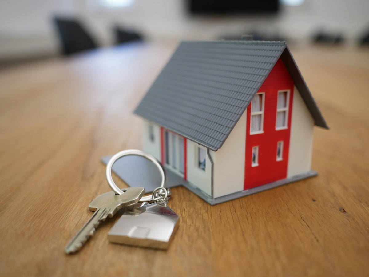 Modellhaus mit Schlüsseln – Energieausweis für Ihre Immobilie